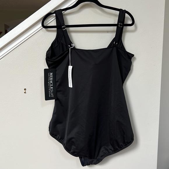 Miraclesuit
Plus Size Sanibel One Piece Swimsuit - Picture 8 of 16